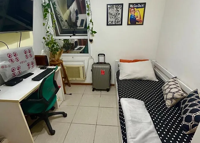 Quarto para Moças - Girls' Room - Somente Mulheres - Only Girls