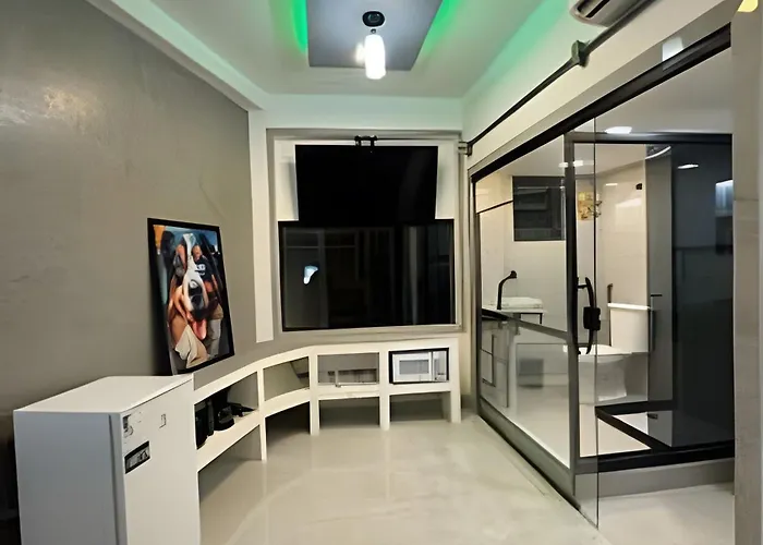 Luxuoso e moderno, Em frente ao metro e 3km das Praias