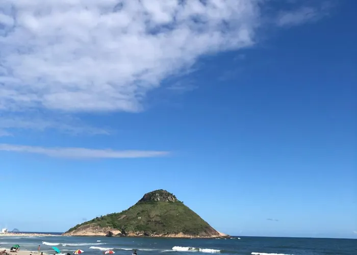 Apt prático e aconchegante perto das praias