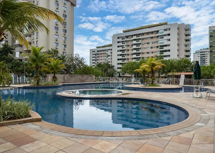Apto 2 Quartos com Varanda em Frente ao RioCentro Barra Olimpica Wi-Fi Rapido Piscina Cozinha Completa e Estacionamento Portaria 24h Sala Homeoffice Brinquedoteca e Parquinho Infantil Ideal para Grupos Familias e Hospedes a trabalho