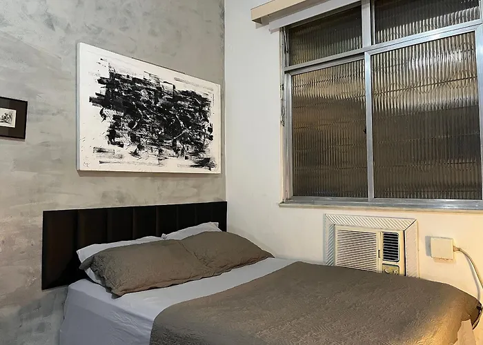 Studio em Copacabana a 65 metros da praia, posto 5
