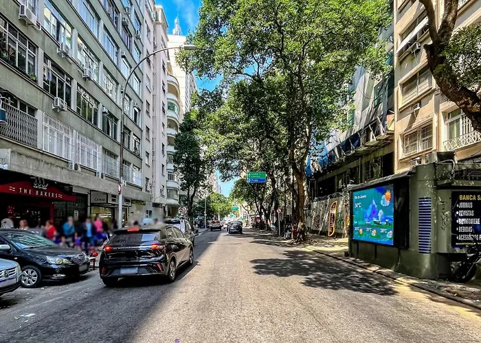 Copacabana -Praia- Rua Santa Clara Rio de Janeiro, Brasil