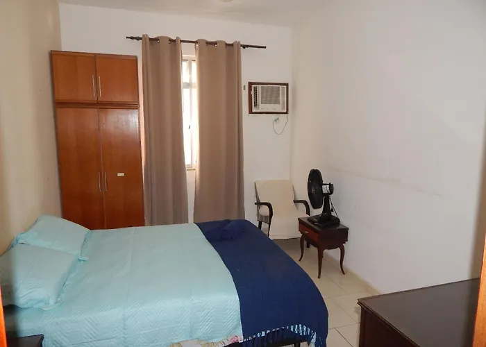 Espaçoso apto de 1 quarto na quadra da Praia