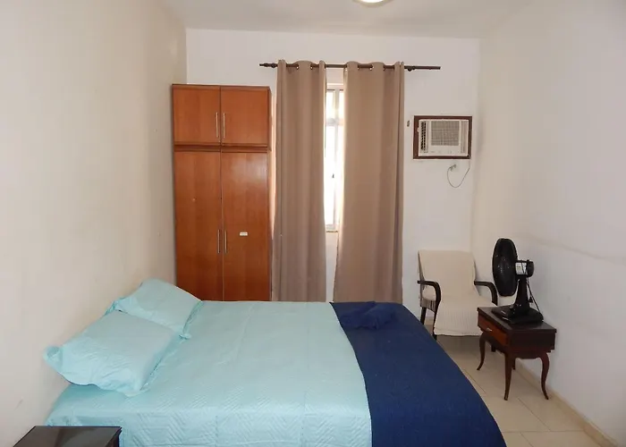 Espaçoso apto de 1 quarto na quadra da Praia