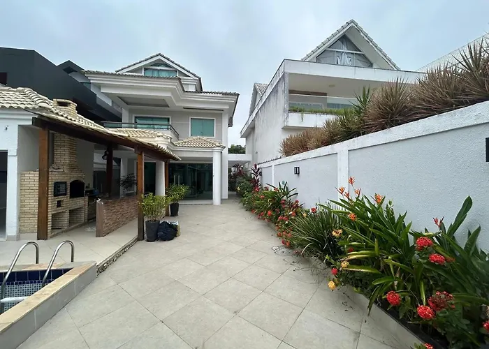 LINDA CASA EM CONDOMINIO de LUXO PERTO DA PRAINHA