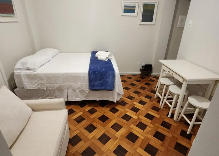 Complete Studio One Block From Flamengo Beach