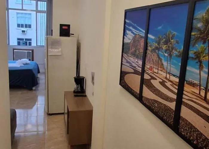 Seja Bem vindo ao seu refugio urbano na quadra da praia projetado para quem não abre mão de conforto e nosso studio une uma localização imbatível perfeito para casais em férias família e amigos que precisam de um ambiente funcional e inspirador