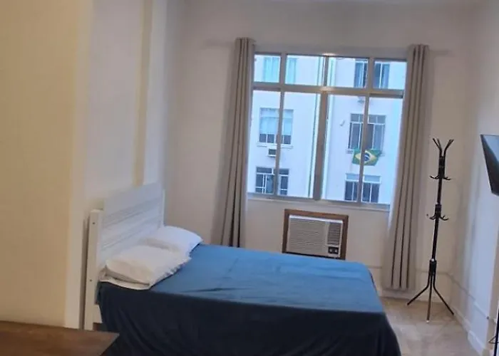 Seja Bem vindo ao seu refugio urbano na quadra da praia projetado para quem não abre mão de conforto e nosso studio une uma localização imbatível perfeito para casais em férias família e amigos que precisam de um ambiente funcional e inspirador