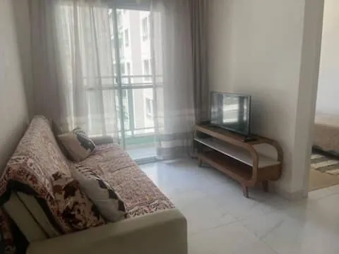 de 2 quartos, com piscina e há 10 km de copacabana