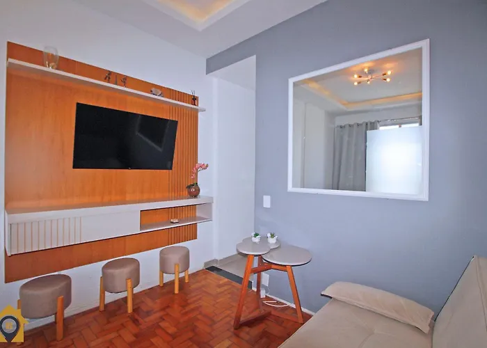Studio simples com vista mar p/ 4 pessoas ao lado da praia com comércios ao redor