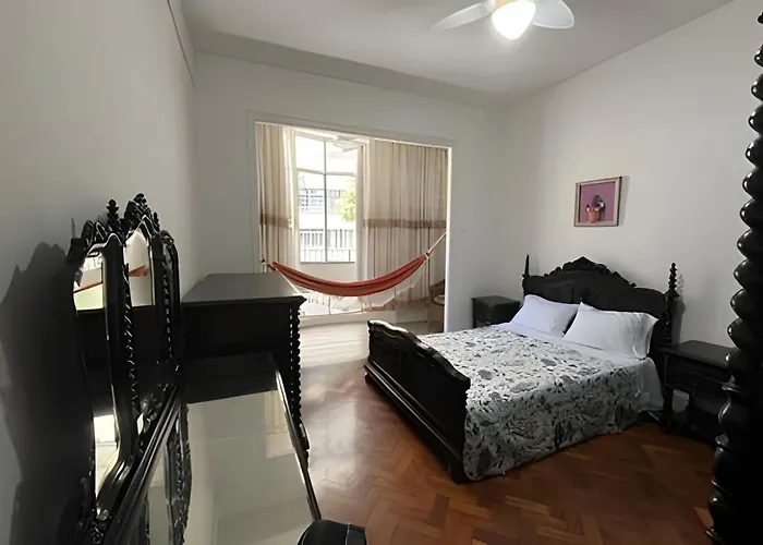 Apto Clássico, 2 quadras da Praia, Copacabana Palace e Metrô - Ar Condicionado - Muito bem Equipado