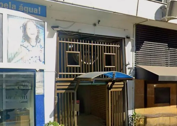Acorde olhe para o Mar de Copacabana na quadra da praia o apartamento foi preparado para ser o cenário das melhores memórias de suas férias com um ambiente iluminado e refrigerado você encontra aqui um espaço ideal para relaxar com sua família e amig