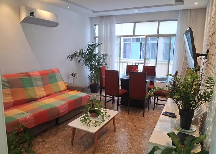 quiet beachfront room in shared apartment - quarto tranquilo num apartamento compartilhado em frente a praia
