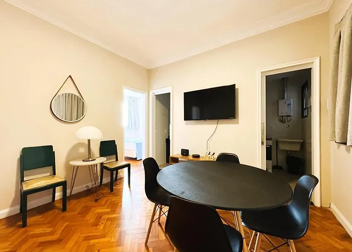 Apartamento com Dois Quartos na Orla de Copacabana