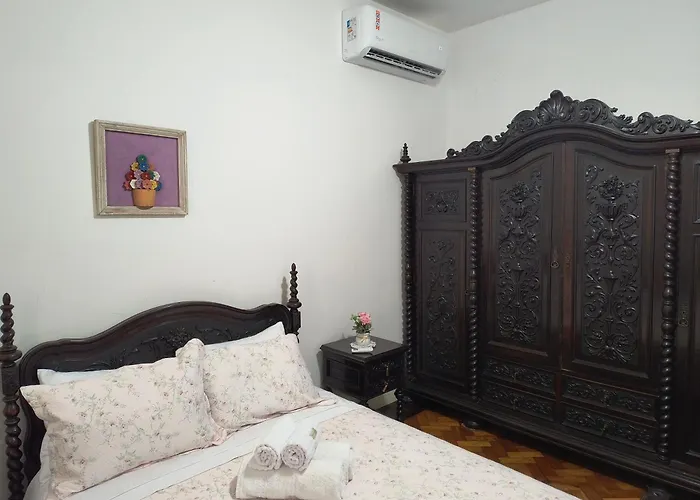 Apto Clássico, 2 quadras da Praia, Copacabana Palace e Metrô - Ar Condicionado - Muito bem Equipado