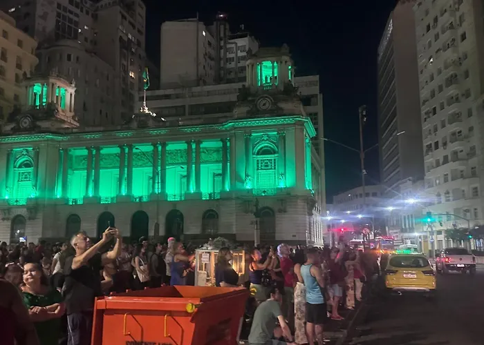 Luxuoso e moderno, Em frente ao metro e 3km das Praias