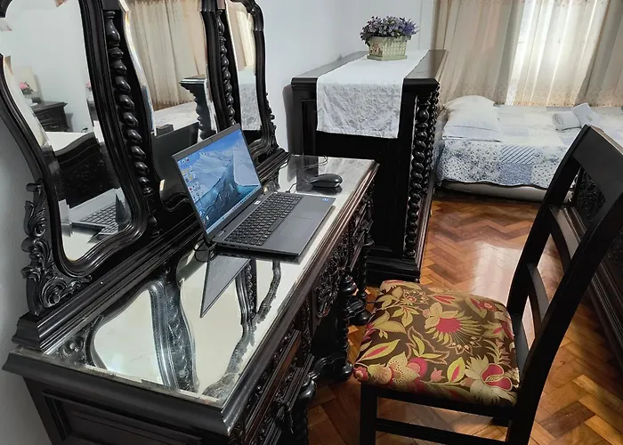 Apto Clássico, 2 quadras da Praia, Copacabana Palace e Metrô - Ar Condicionado - Muito bem Equipado