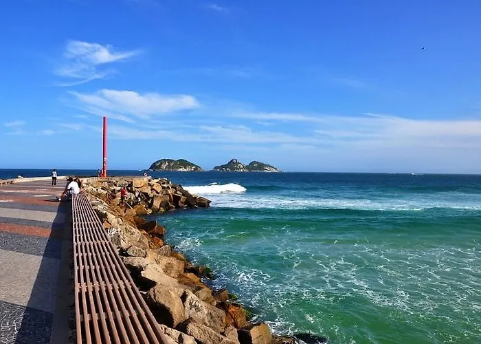 Apart frente à praia na Avenida do Pepê, Barra Da Tijuca, esquina da Olegario Maciel ao lado do hotel royalty