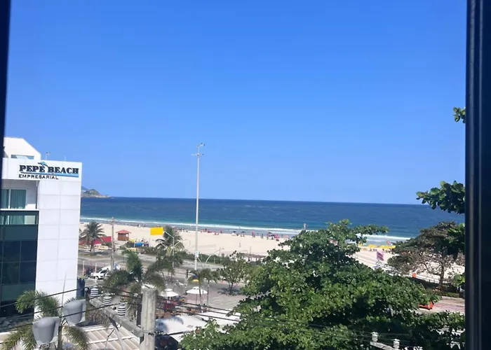 Apart frente à praia na Avenida do Pepê, Barra Da Tijuca, esquina da Olegario Maciel ao lado do hotel royalty