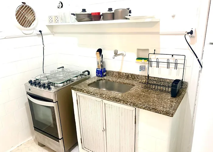 completo na praia de COPACABANA, 3 SUITES, em andar alto com vista mar, ar, wifi, tv canais a cabo, pauloangerami MVC18