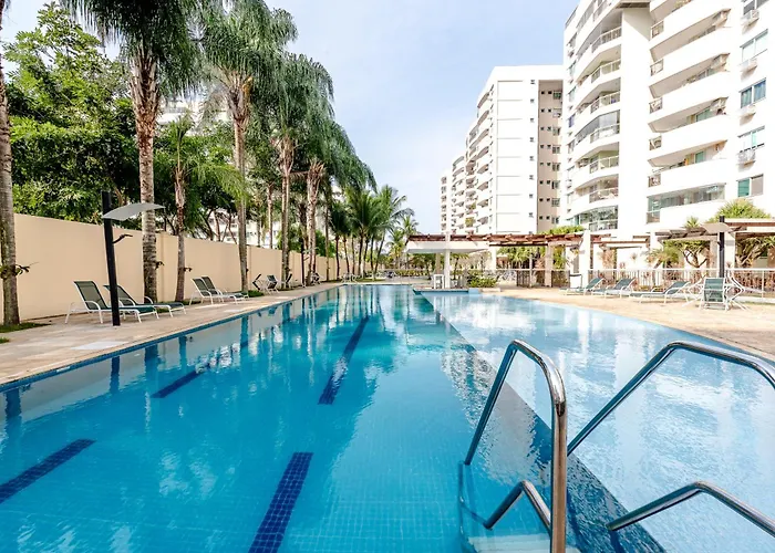 2 qrts c suíte, ar condicionado, piscina infantil e adulto, parquinho, estacionamento privativo, portaria 24hrs, self checkin, indicado pra família c crianças, casais e hóspedes a trabalho