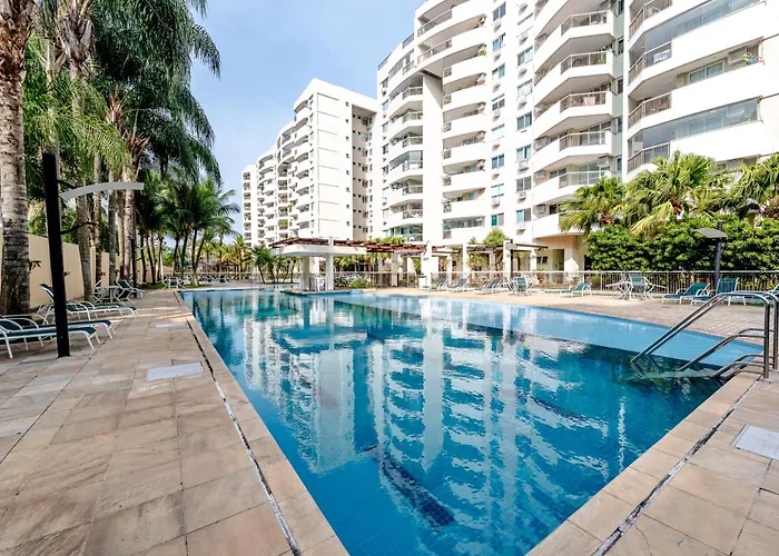 2 qrts c suíte, ar condicionado, piscina infantil e adulto, parquinho, estacionamento privativo, portaria 24hrs, self checkin, indicado pra família c crianças, casais e hóspedes a trabalho