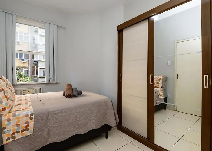 Quarto e sala perto da praia de Copacabana e metrô