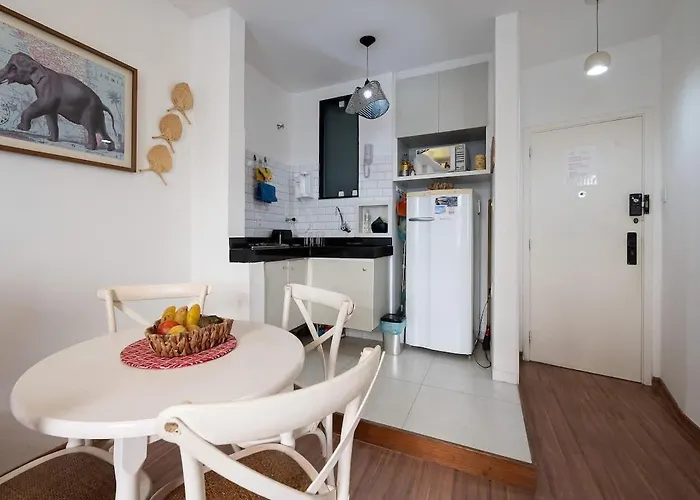 Vista para a praia de Copacabana, quarto e sala