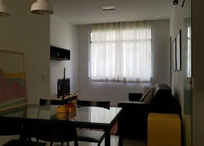 em Copacabana - Rua Bolívar - 2 Quartos - Excelente Localização