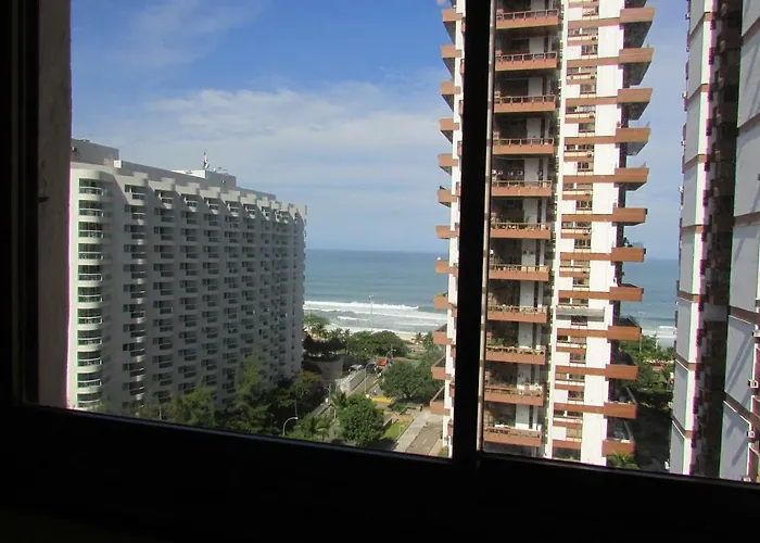 Lindo apto de 2 quartos e 2 banheiros sociais no Barramares com comércio próximo, piscina aquecida, quadras, parquinhos, brinquedoteca, empréstimo de cadeiras e barracas de praia, condomínio em frente à praia, apartamento limpíssimo, equipado, tudo n